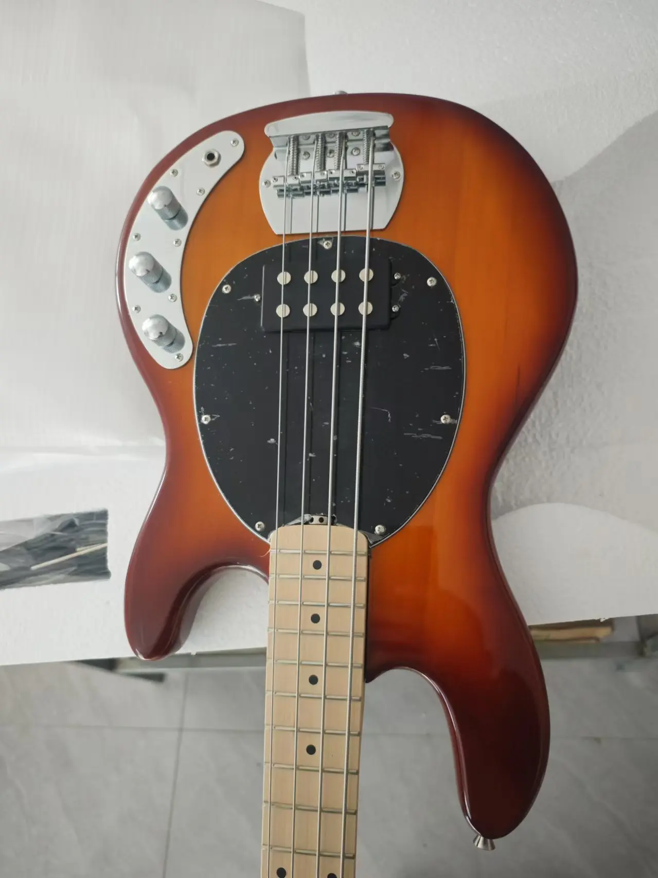 赤 エレキベース 4弦 2基ピックアップ 赤 エレキベース 4弦 2基