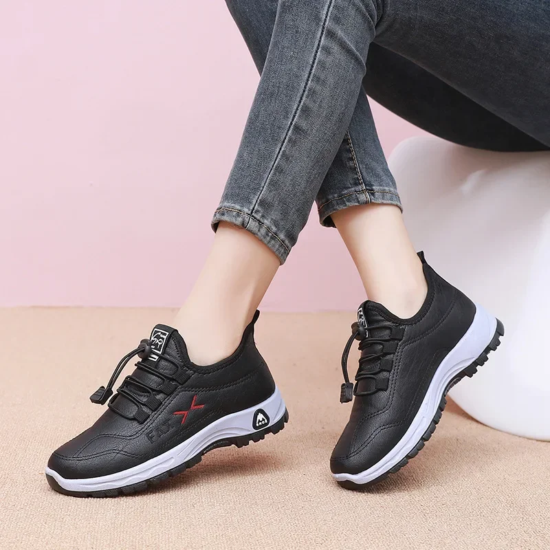 أحذية شتوية سميكة للنساء من القطن بكين سطح جلدي مقاوم للماء دافئ مبطن بالصوف ومضاد للانزلاق أحذية مريحة