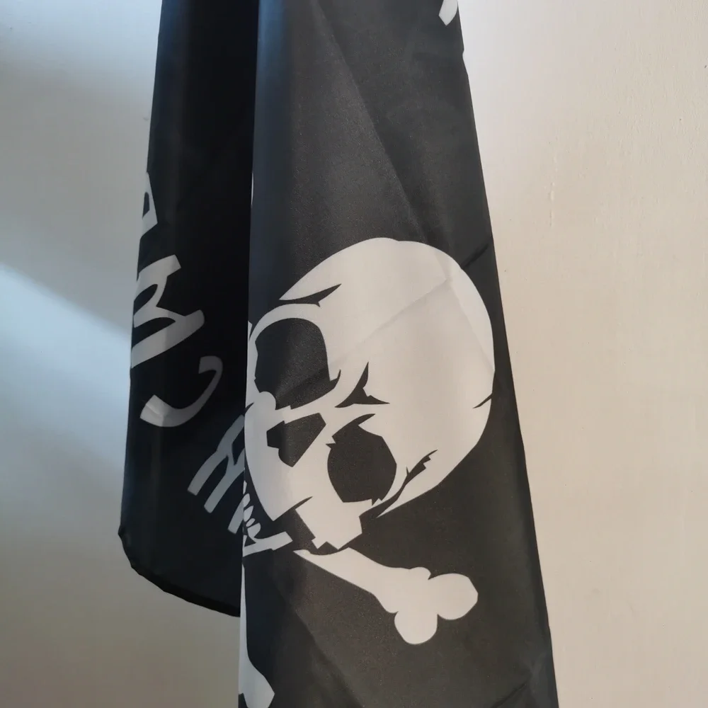 Masquita Bandiera Pirata Jolly Roger – 90x150 Cm – Con Teschio E Ossa Incrociate – Poliestere Resistente UV Con 2 Occhielli In Ottone – Per Interni/Esterni