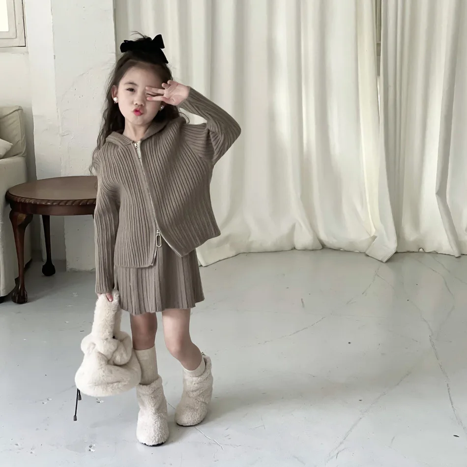 

2023 Winter New Childrens Clothing Girls Zipper Sweater Set Childrens Hooded Knitwear Pleated Skirt Two Piece Set