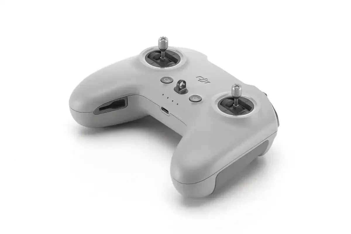 Télécommande DJI FPV 3 connectée à un casque FPV, parfaite pour la simulation de vol.