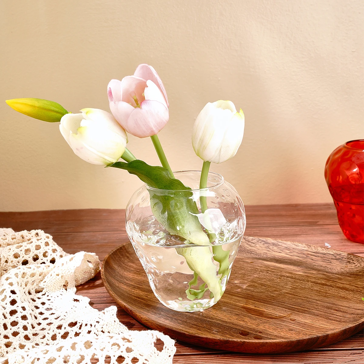 1PC, a modern and simple transparent glass strawberry-shaped vase, is a central decorative arrangement on the home desktop