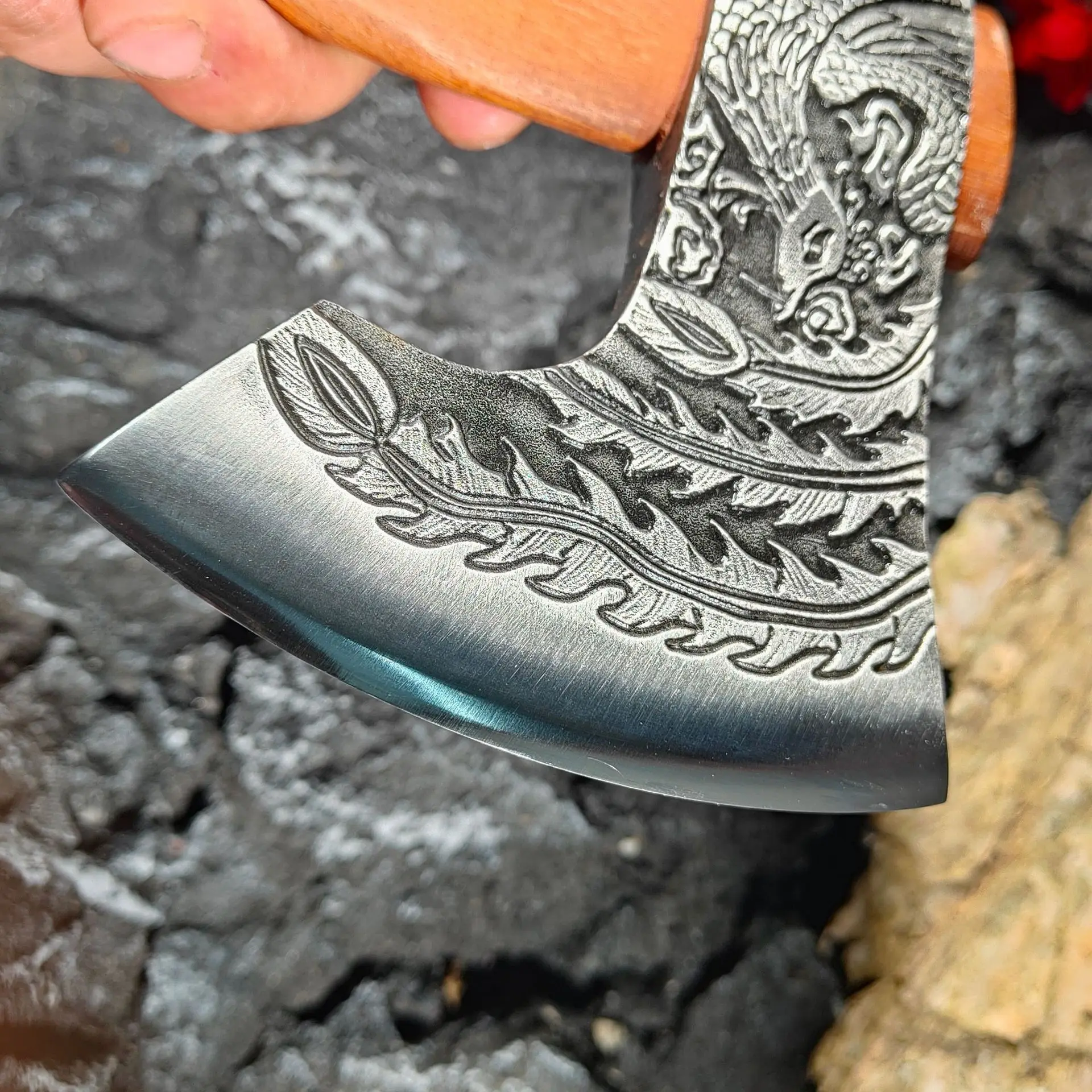 The dragon and phoenix axe head is made of pear wood, which is incredibly smooth and has a first-class ergonomic feel 3