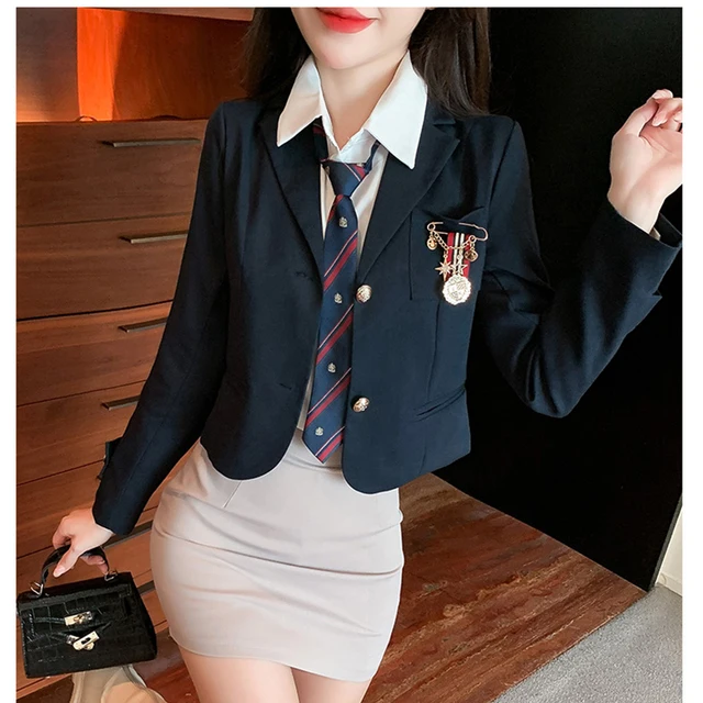 영국 대학 스타일의 세련된 원피스 의상으로 나이를 감소시키세요