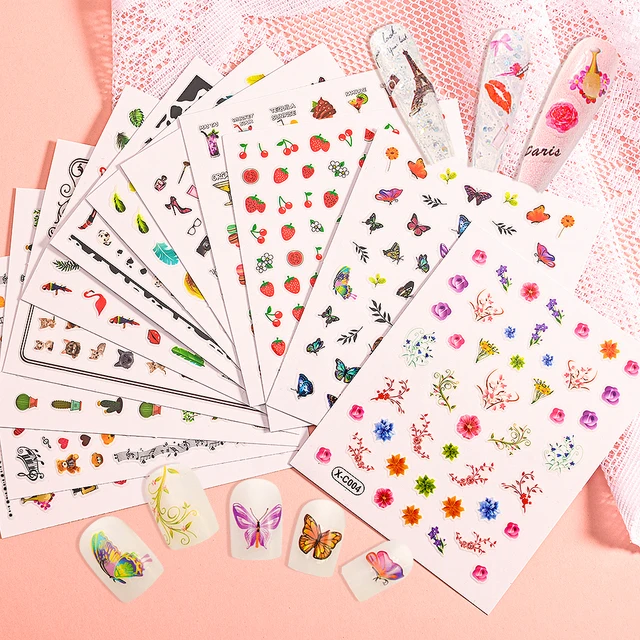 딸기와 꽃으로 꾸며진 매력적인 손톱을 위한 3D 네일 데칼