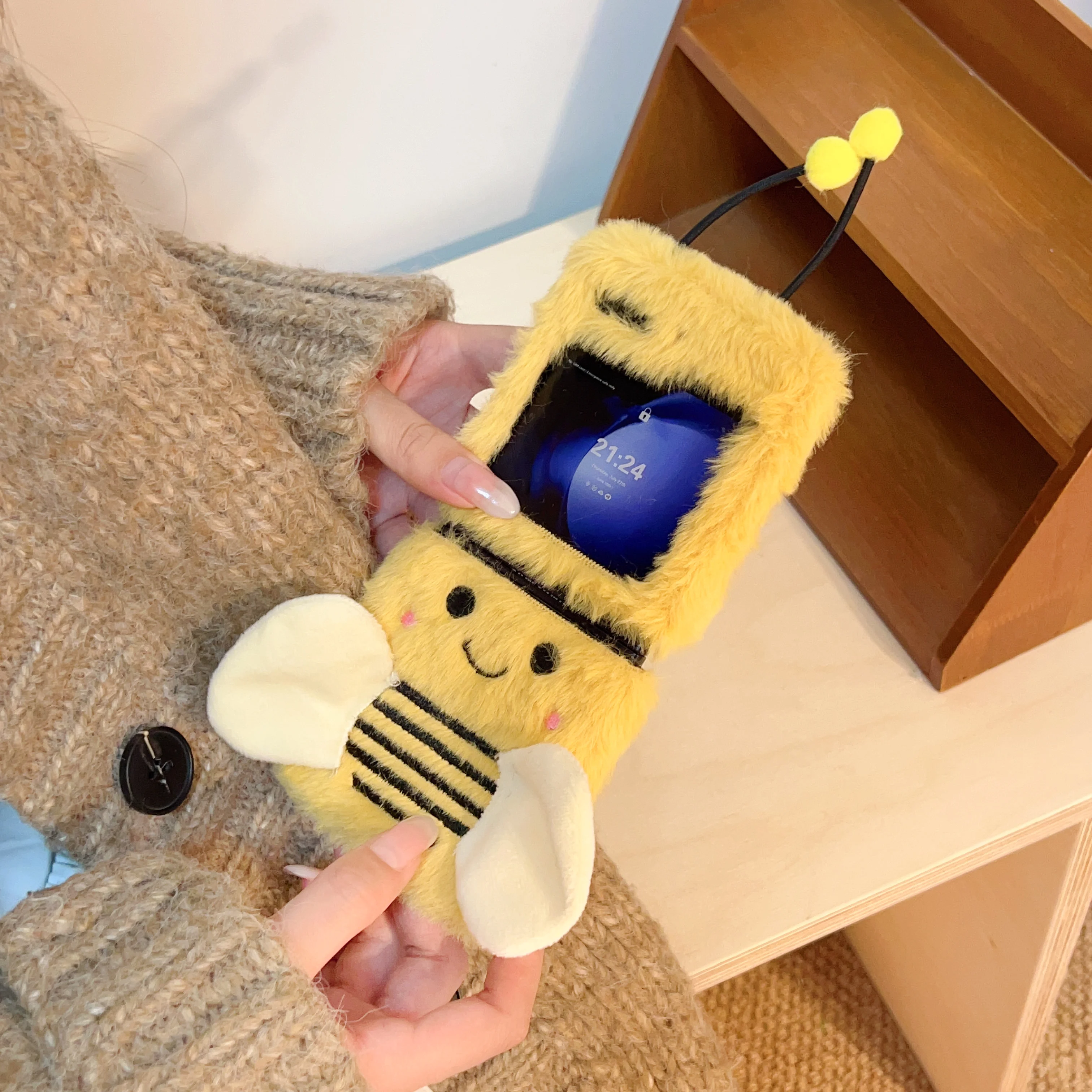 Charming Plush Embroidered Cartoon Yellow Bees Phone Case Flip Cover