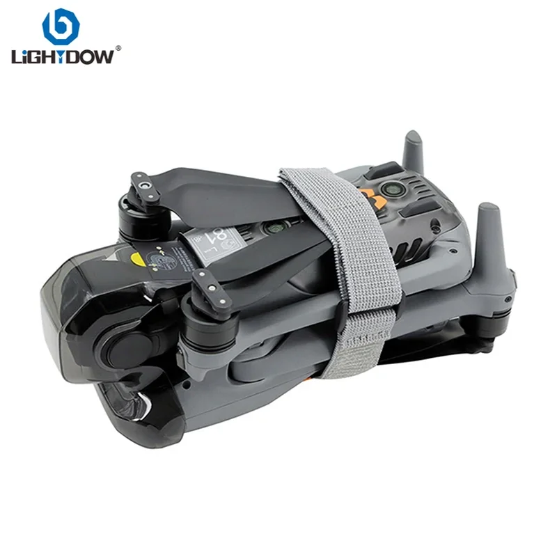 Sangle de fixation pour hélices de drone enroulée autour des hélices pliées d'un DJI Mini 4 Pro, sécurisant le transport.
