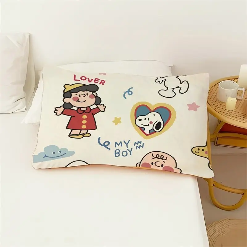 thumbnail image 1 of Funda de almohada de una sola cara con dibujos animados de Snoopy, Woodstock y Charlie Brown, ropa de cama creativa para estudiantes y niños al por mayor, 1 of 5