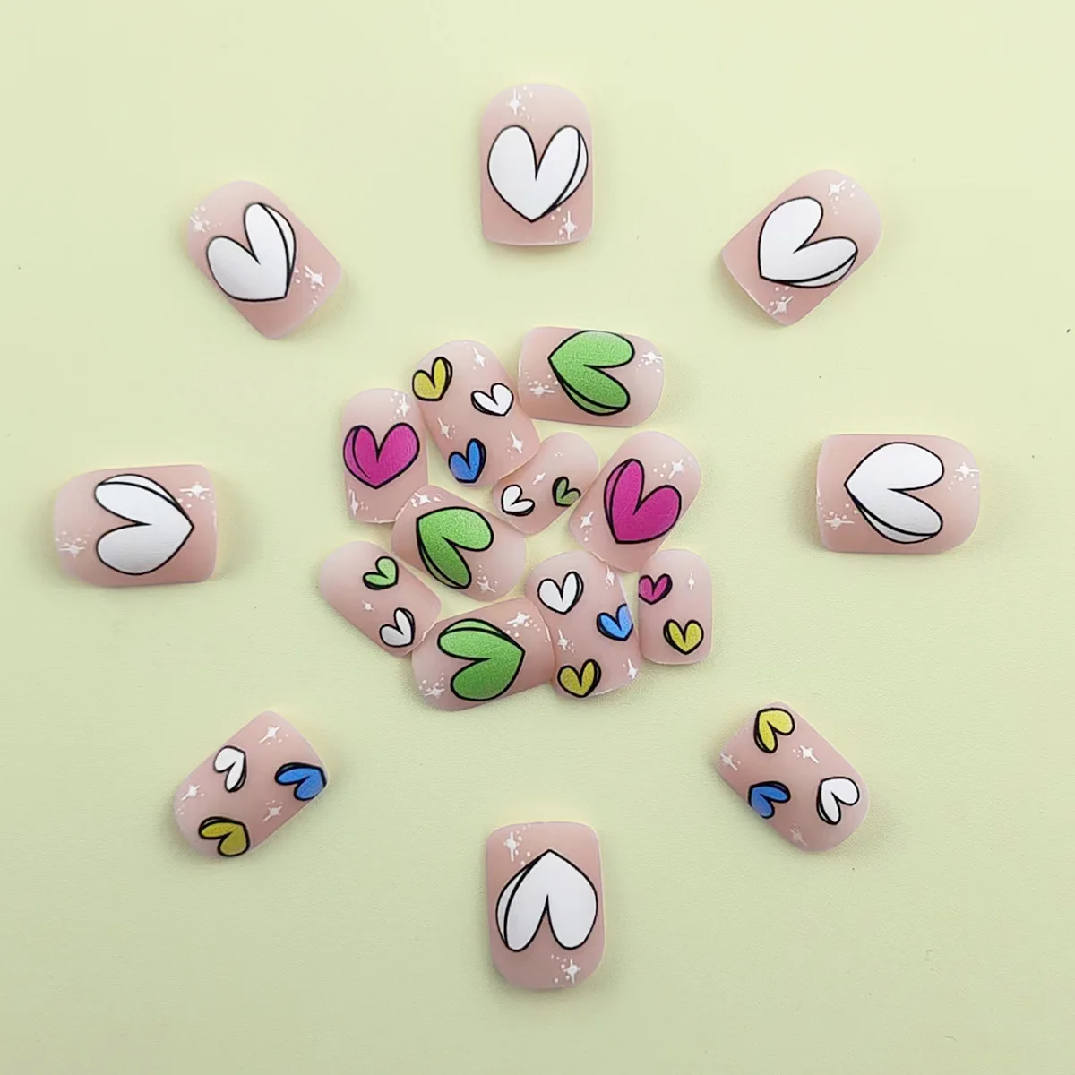 24 Stück matte kurze quadratische künstliche Nägel, buntes Herz-Design, vollständige Abdeckung, zum Aufdrücken von Nagelspitzen für Frauen und Mädchen, Valentinstag-Nagel D – Detail 3