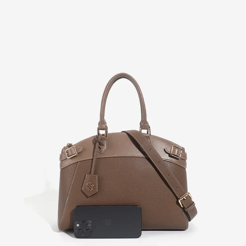 تشكيلة فاخرة من حقائب اليد، حقائب الكتف العملية، و...