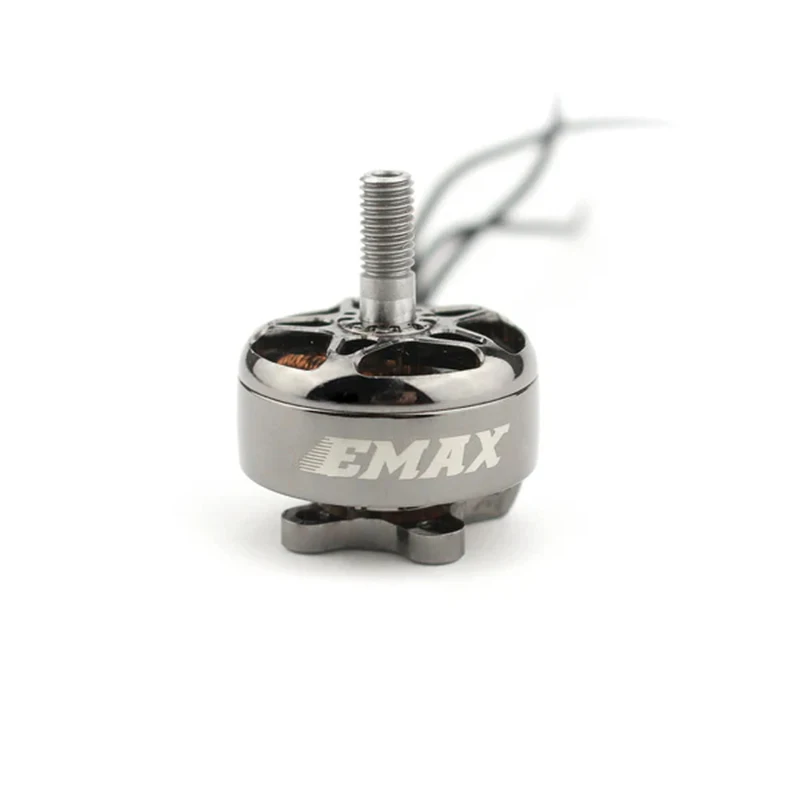 Quatre moteurs brushless EMAX ECO II 2207 présentés sous différents angles