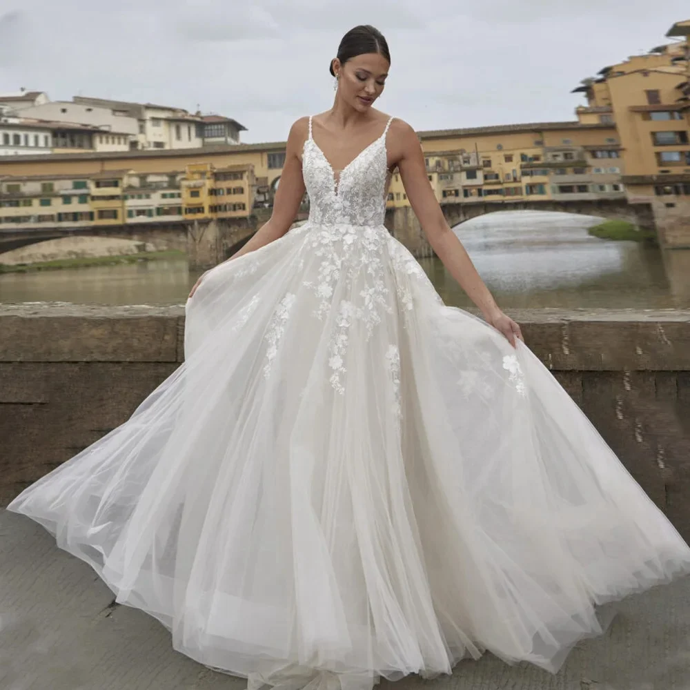 

Женское свадебное платье со шлейфом и открытой спиной