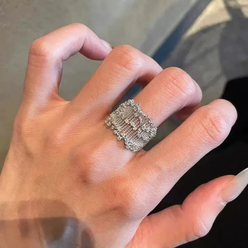 Fashionable Lace Sparkling Rhinestone Inlaid Ring Elegant