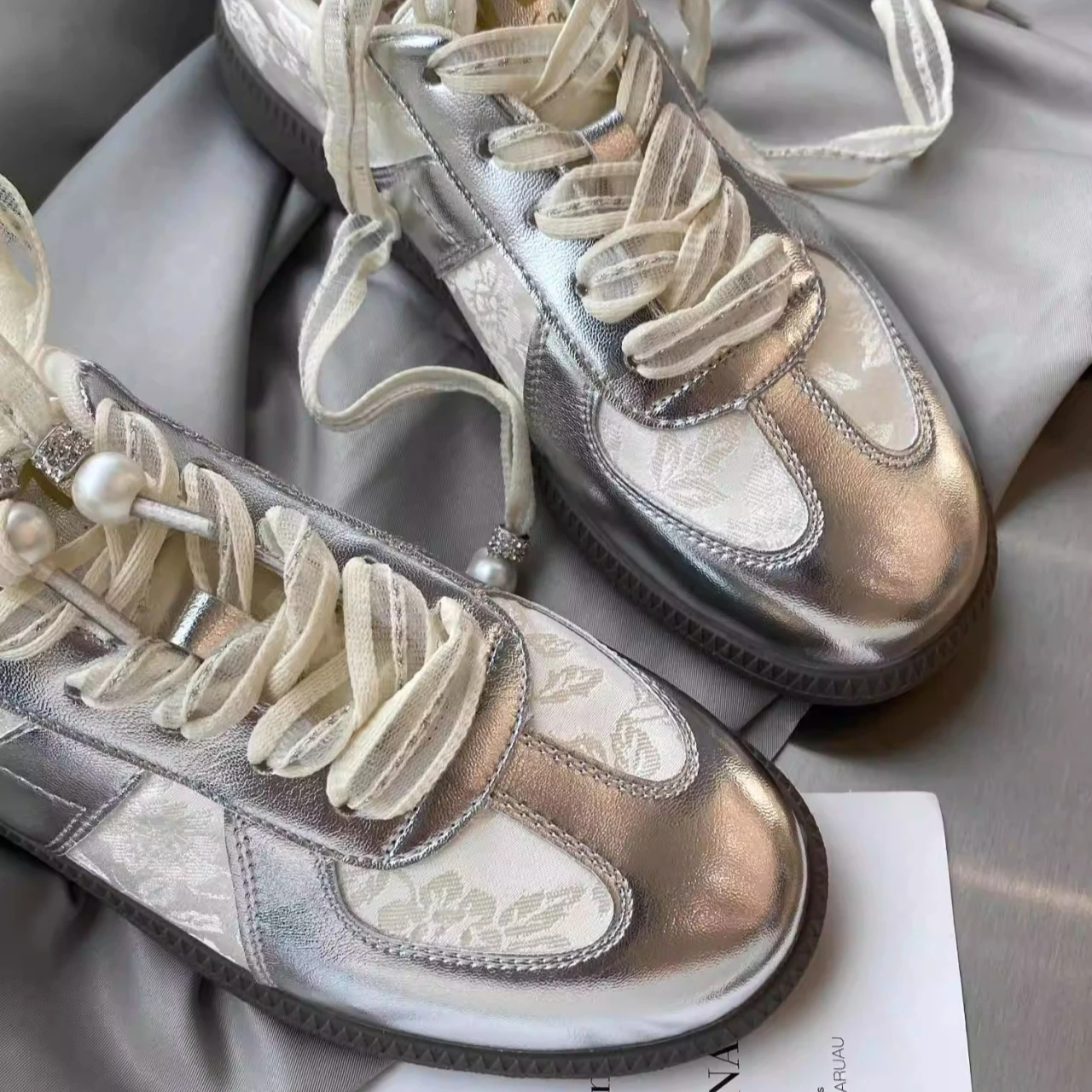 أحذية مشي رياضية على الطراز الصيني للسيدات لعام 20...