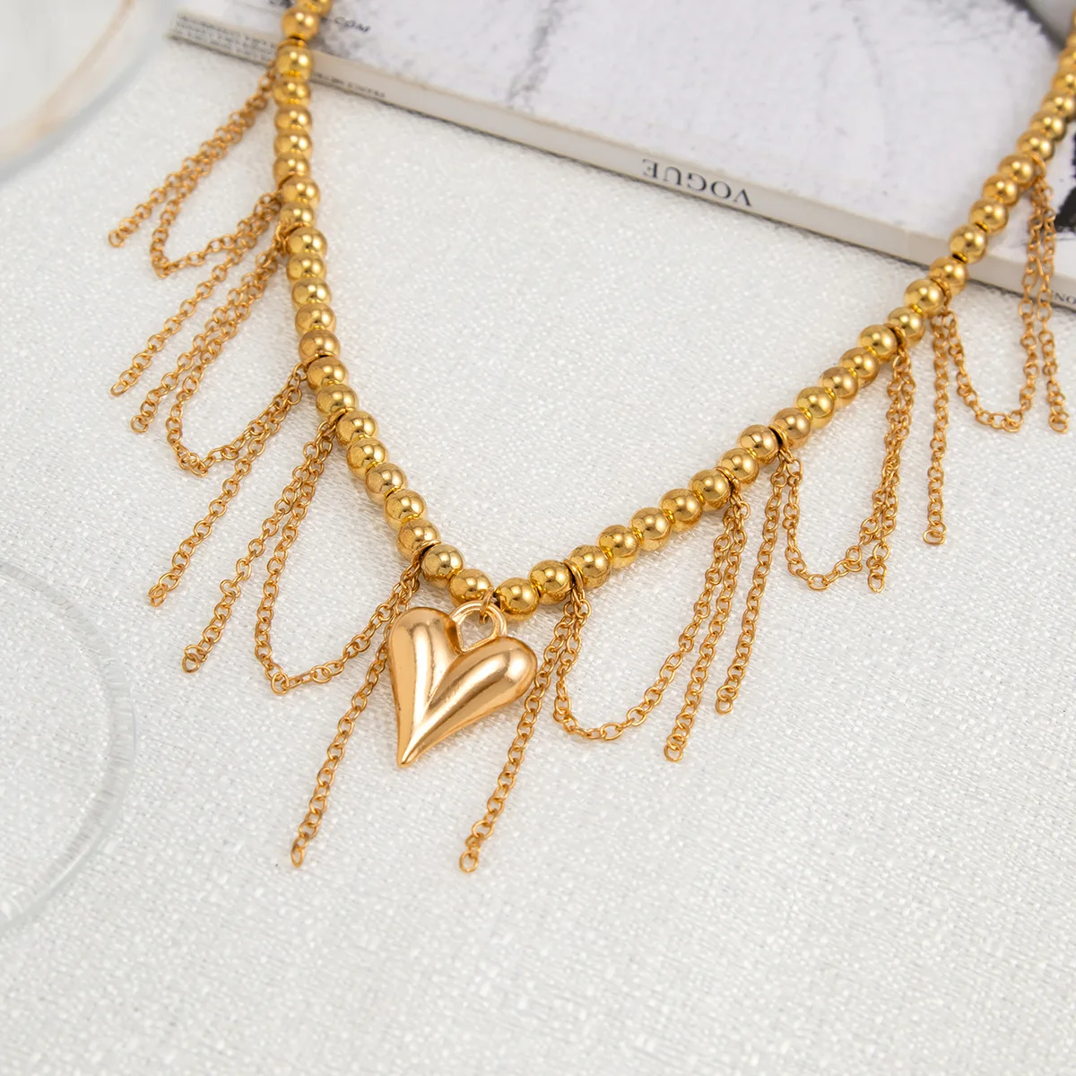 New Metal Chain Tassel Short Collar Neckalce for Women Chunky Love Heart Pendant Gold Color Clavicle Choker Chic Jewelry Stylish