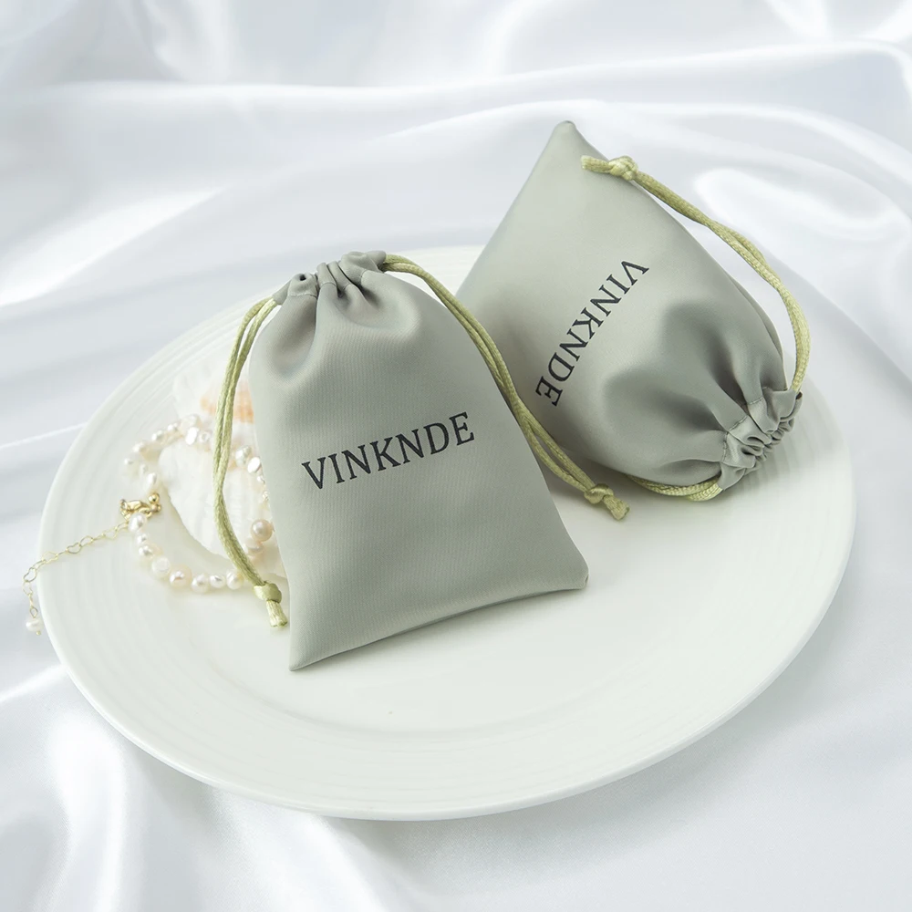 50 Stück personalisierte Seidenbeutel mit Logo und Namen, Satin-Geschenkbeutel für Hochzeiten, Süßigkeiten, Kosmetik, Make-up und Wimpern – Detail 7