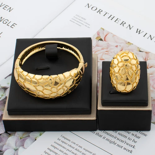 고귀함과 우아함의 조화: 두바이 18K 골드 컬러 팔찌 반지 추천