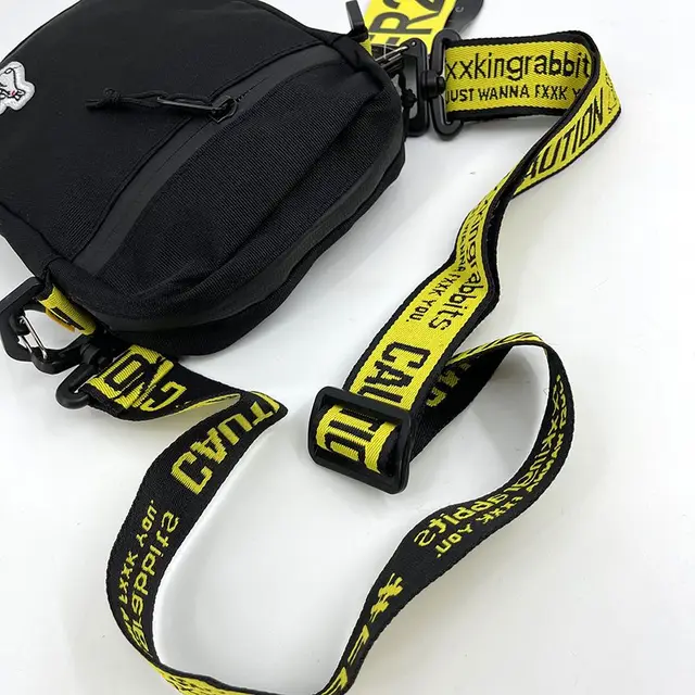 FR2　ショルダーバッグ　レザー　エンボス加工　うさぎ　総柄　ロゴ　黒 極美品】FR2 ショルダーバッグ レザー エンボス加工 うさぎ 総柄