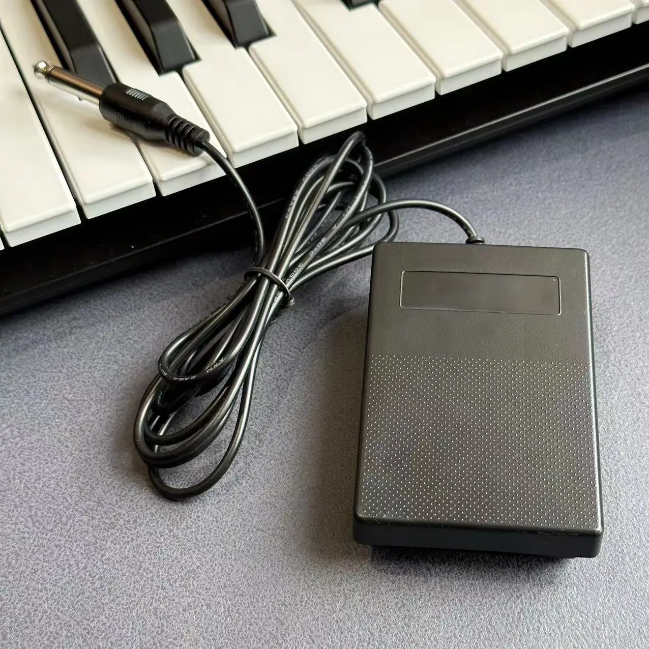 Compact Sustain Pedal for Keyboards Digital Pianos Synthesizers Drum Machines Universal Damper 1/4''6.35mm Plug Non-Slip