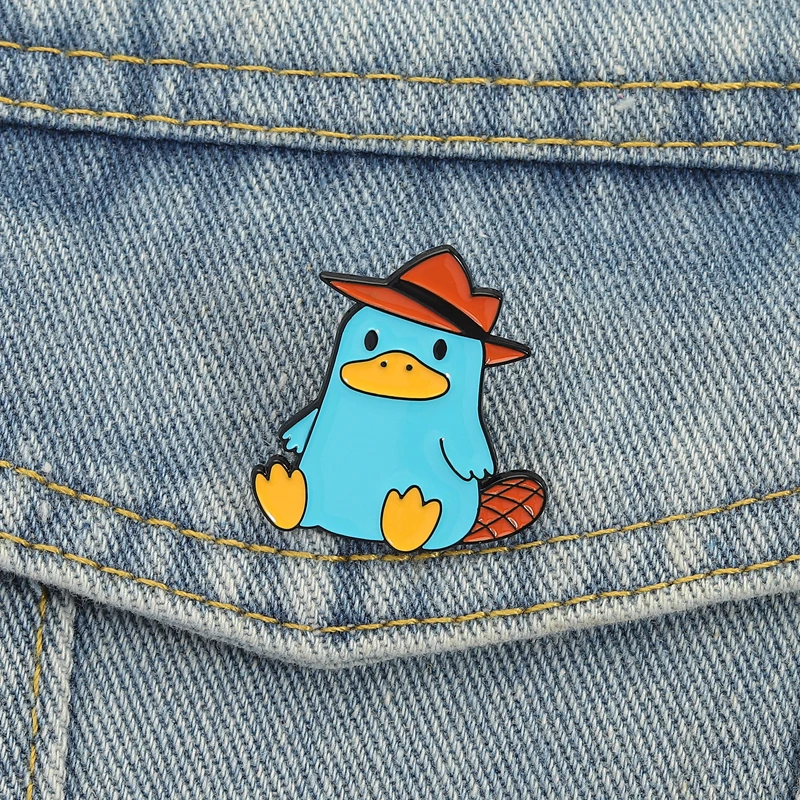 Perry Das Schnabeltier Brosche Emaille Pins Cartoon Anime Charaktere Cowboy Schnabeltier Broschen Revers Hut Abzeichen Schmuck Geschenk für Freunde – Detail 12