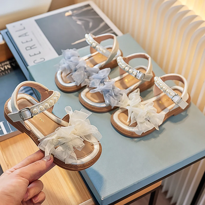 

Детские сандалии для девочек, милые элегантные повседневные летние сандалии принцессы на плоской подошве, модные кружевные Детские свадебные сандалии с искусственным жемчугом
