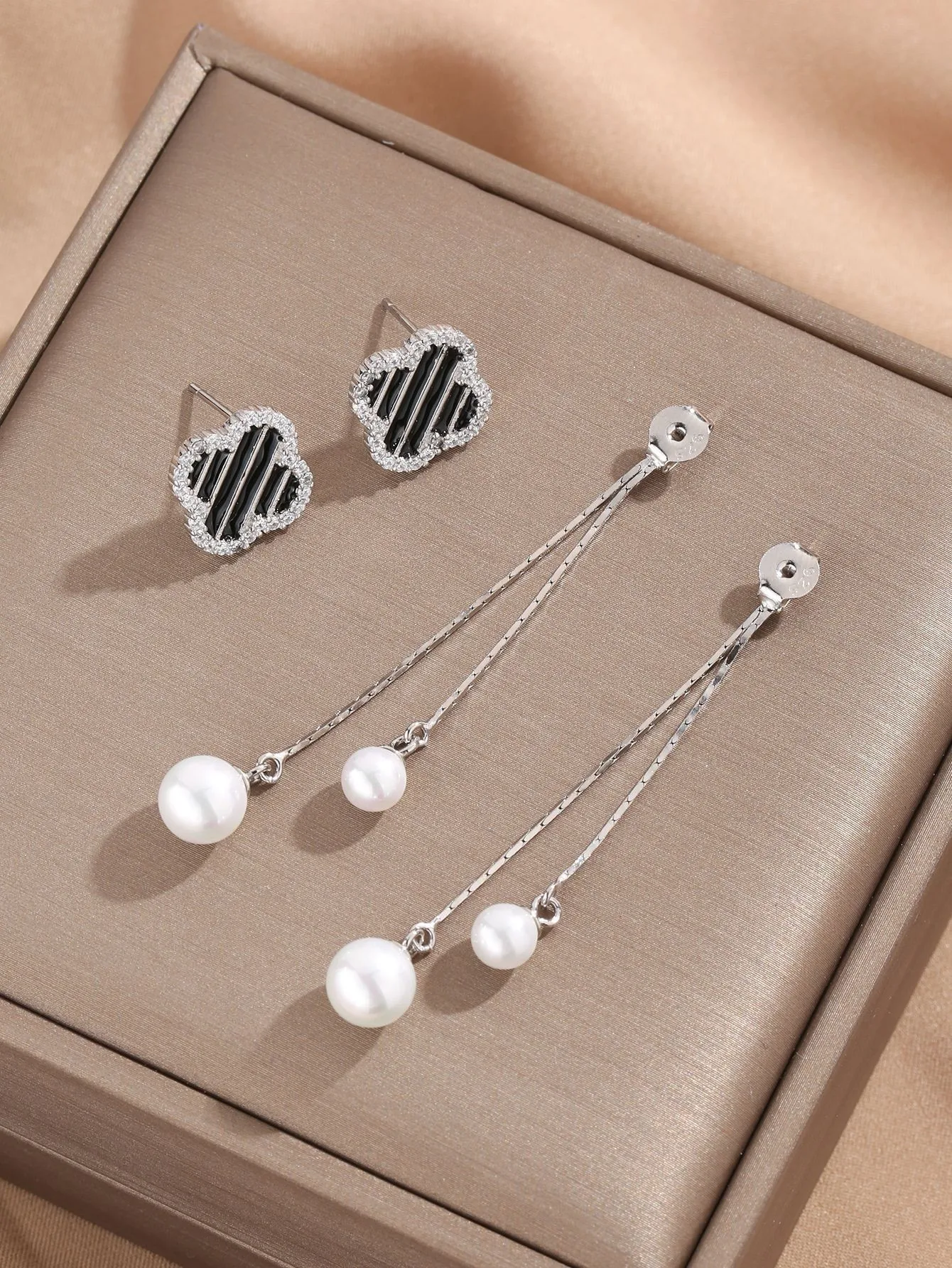 The new s925 silver clover shaped earrings from Europe and America are fashionable, versatile, and personalized