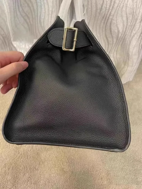 Stilvolle Ledertasche im Einsatz