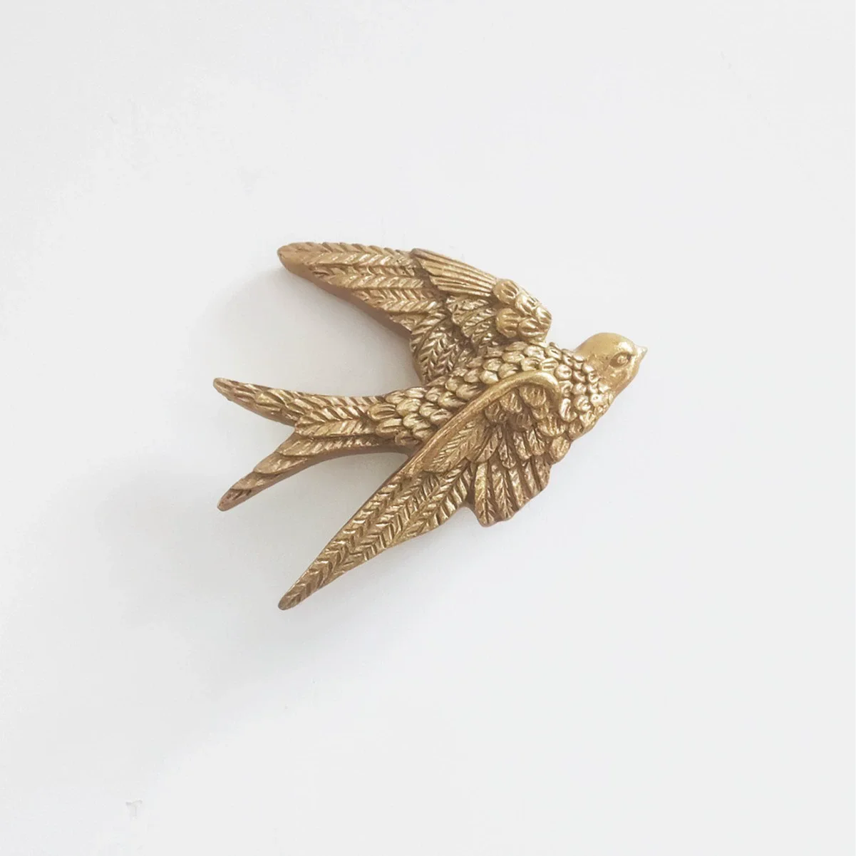 Golden Flying Birds Wall Mount Decor Retro Resin Swallow Sculpture Wall Hanging Crafts for Home Decoration Living Room Bedroom 2