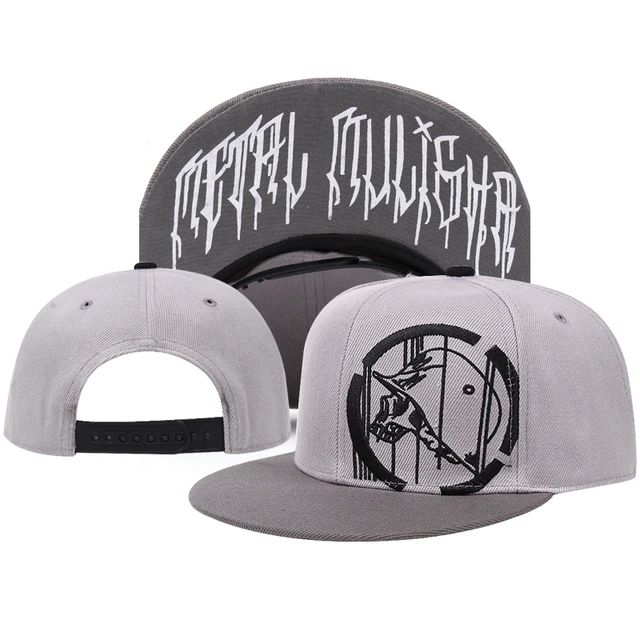 고전적인 힙합 스타일을 현대적으로 재해석한 세련된 남성용 스냅백 모자