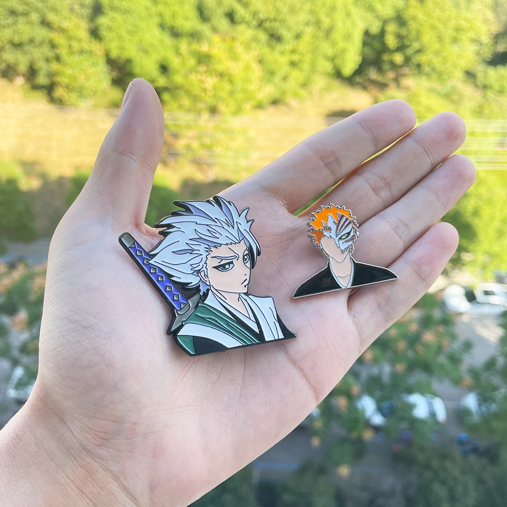 Bleach personagens anime kurosaki ichigo broche máscara toshiro masculino e  feminino jaqueta mochila acessórios decorativos presente - AliExpress