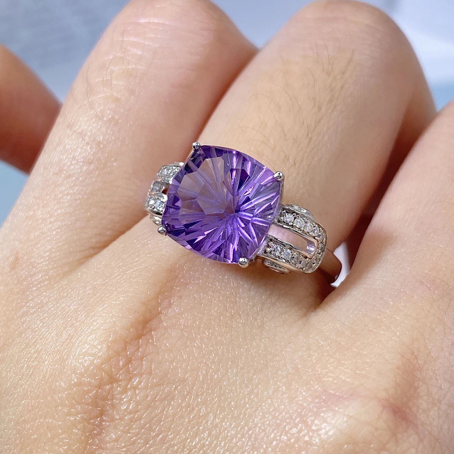 

Женское кольцо из серебра 925 пробы, с натуральным аметистом