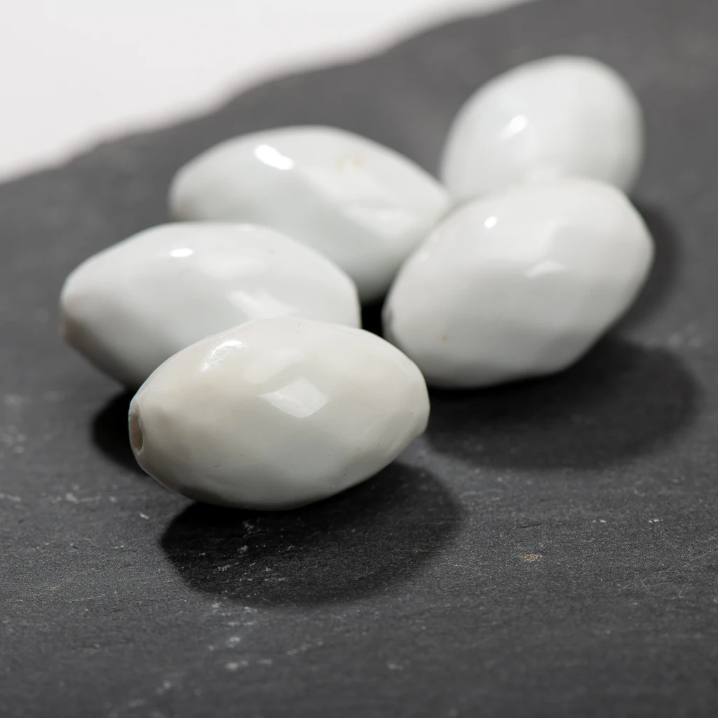 Hand gefertigte weiße facettierte ovale Keramik perlen, 26mm, 5er-Set für Schmuck herstellung kreatives facettiertes Design tcz196