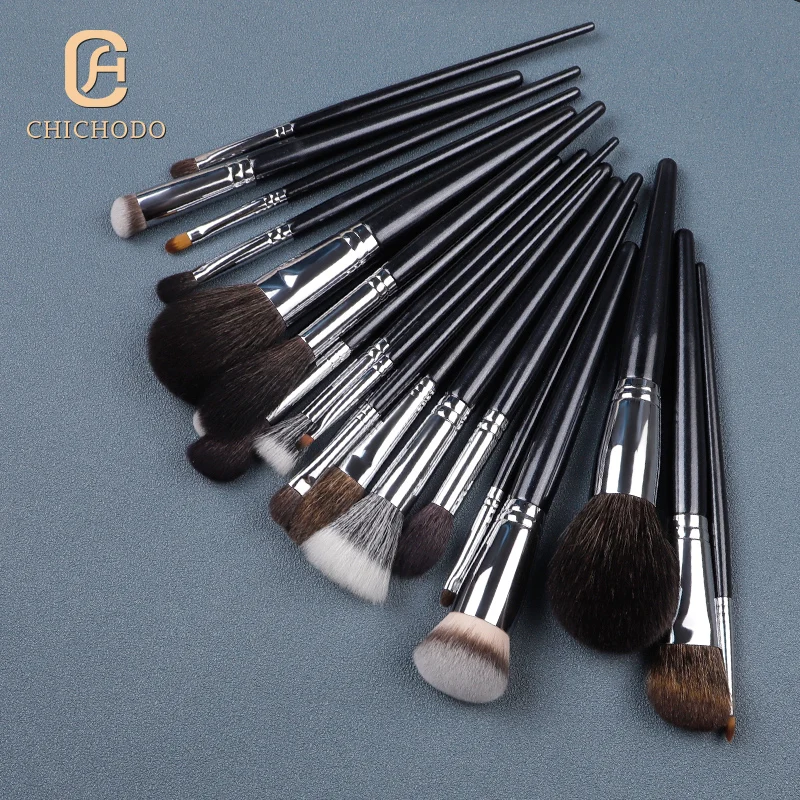 Pennello professionale di piccole dimensioni per un'applicazione impeccabile del fondotinta, ideale per sfumare prodotti liquidi o in crema per aerografo._voghion.com