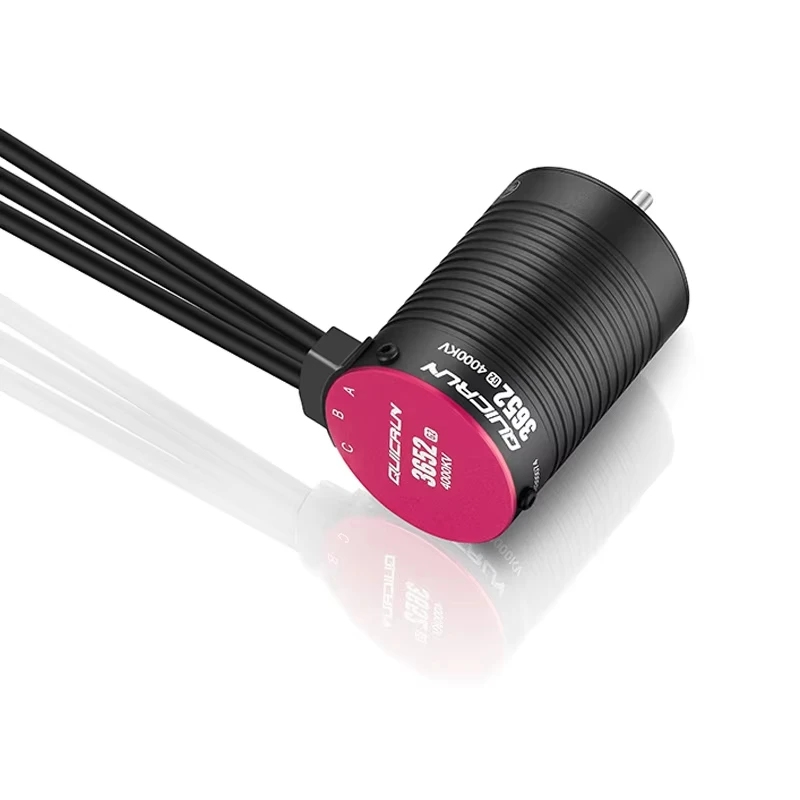 Moteur Brushless 3660SL 3700KV pour Voiture RC 1/10, monté sur un châssis de voiture RC