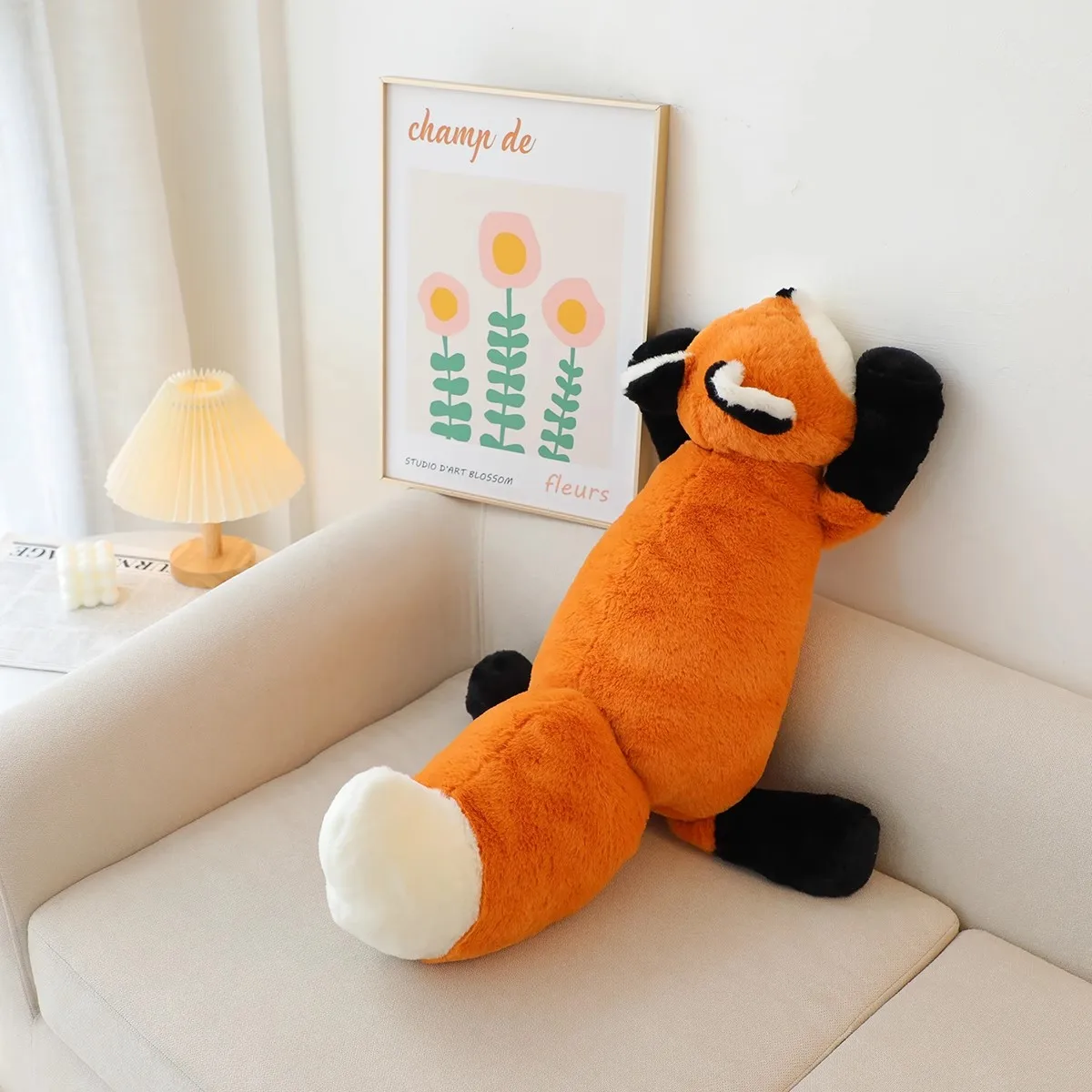 オレンジ色のキツネのぬいぐるみ,大きな尾,子供のための誕生日