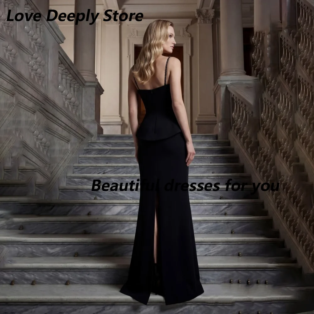 Abito da cerimonia personalizzato nero con perline e spalline sottili per la madre della sposa, in crêpe con peplum in vita e spacco posteriore, modello a sirena, per invitati a matrimoni. - immagine 2