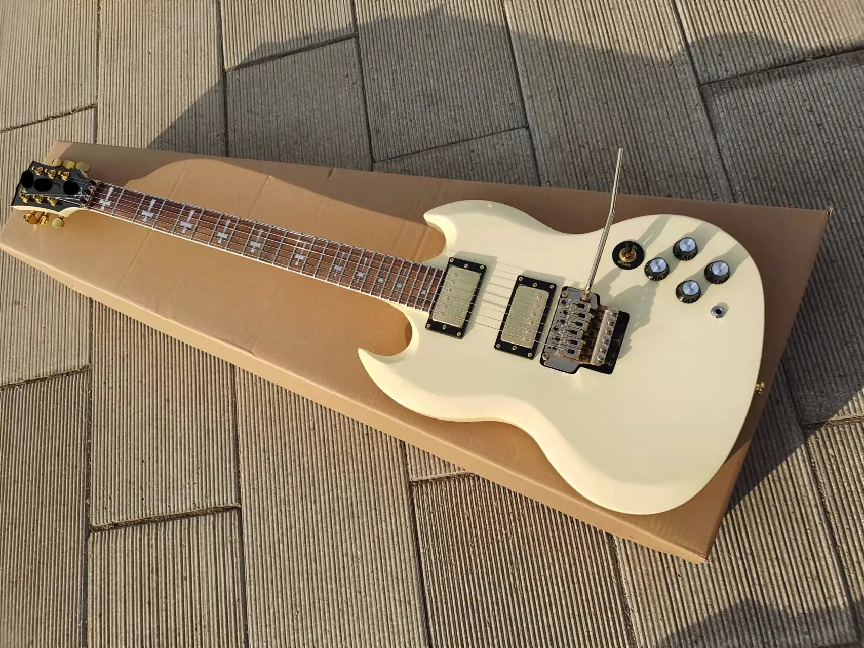 Guitarra El ctrica SG Cuerpo De Caoba Color Blanco Crema Doble 