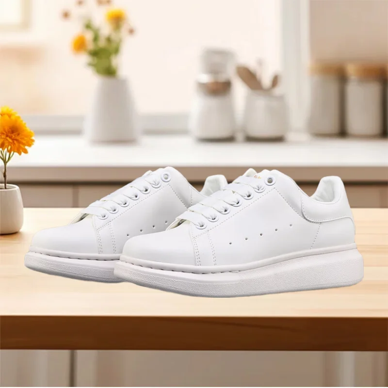 The model shoes have soft soles, fashionable styles and wide applications. They are suitable for young people's daily.