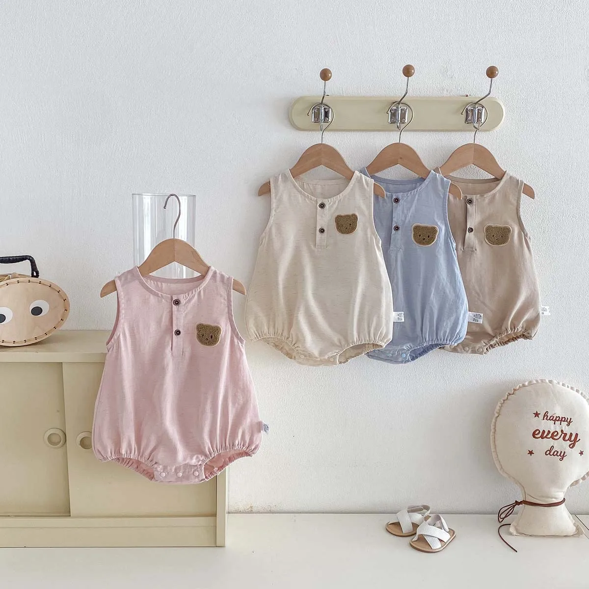  여름 곰 얇은 민소매 점프수트,  남자아이 귀여운 곰 조끼 점프수트, 실내 및 실외 착용에 적합