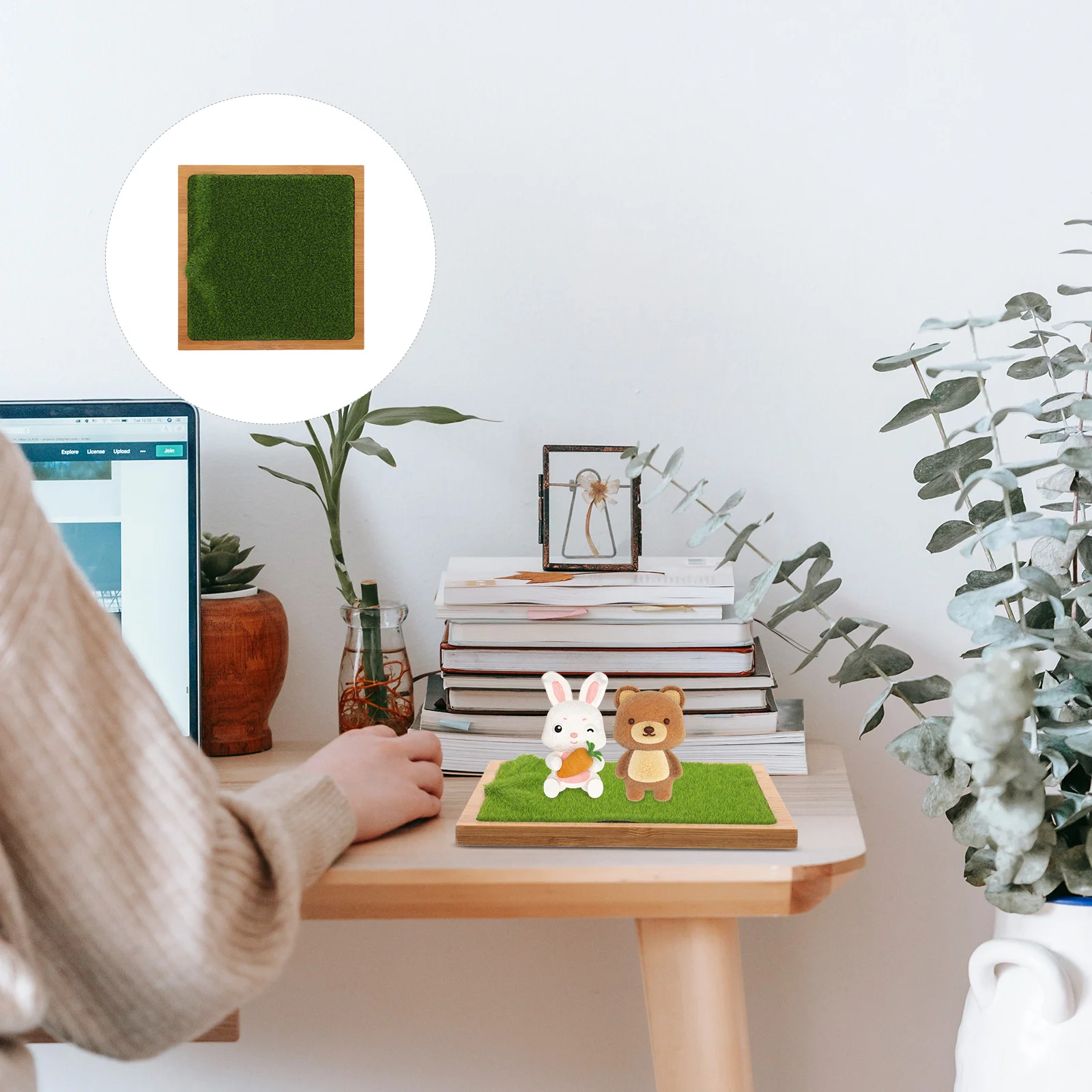 

Simulation Grass Display Stand Toy Display Pedestal Action Figures Holder With Faux Grass Mat