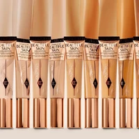 Fond de teint Charlotte Tilbury avec acide hyaluronique, couvrance moyenne, effet rosé, gloss à lèvres infusé au collagène, effet repulpant et brillant, maquillage avec boîte 2
