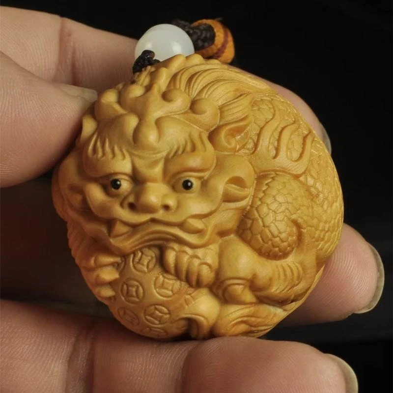 

Boxwood carving Zhaicaibo ballplayer put a man to play with a piece of arts and crafts gifts hanging decorations sculpture