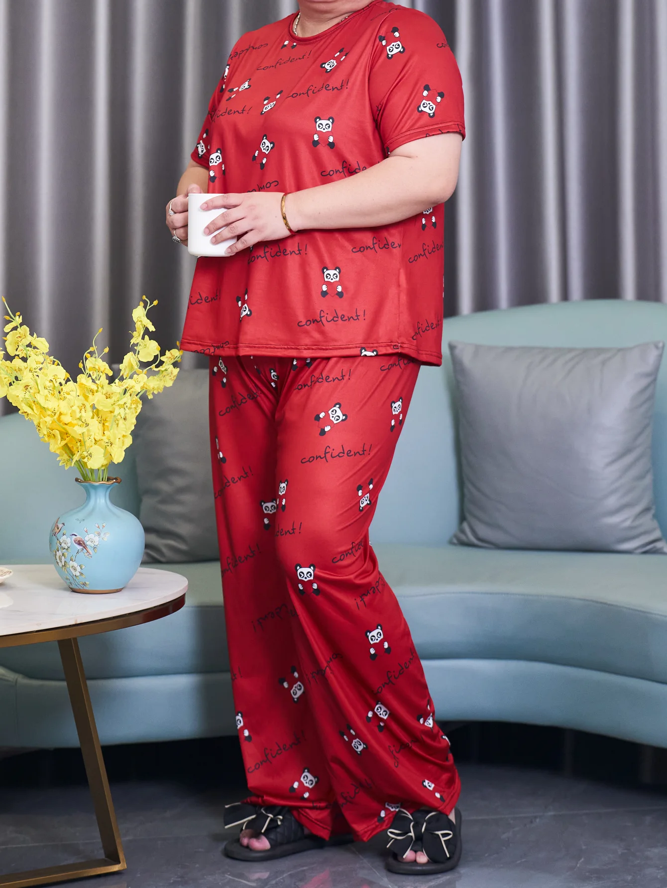 Plus size pajama set, short sleeved and long pants, comfortable and slightly loose. Home wear can be worn externally in sizes