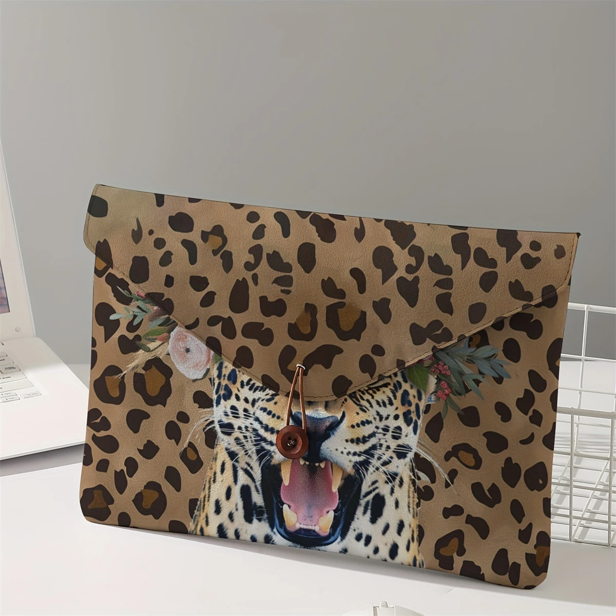 Cheetah print pattern laptop bag with soft laptop fabric cover, suitable for laptop soft cover storage and tablet storage bag