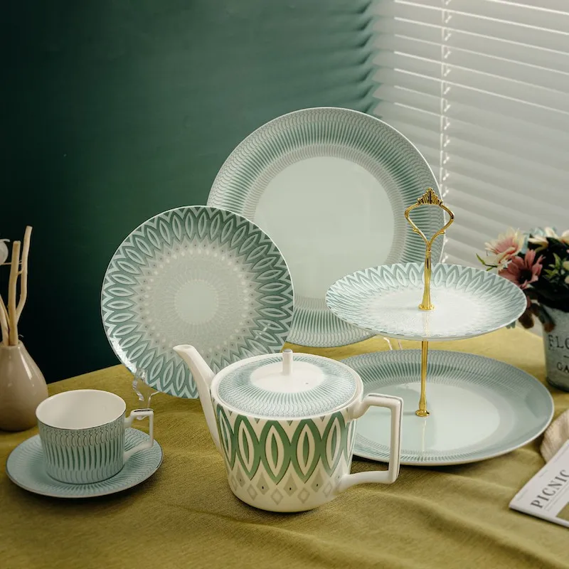 

Европейский фарфоровый индивидуальный набор кофейных чашек и блюдец, керамические тарелки, изысканная столовая посуда, кухонные принадлежности.