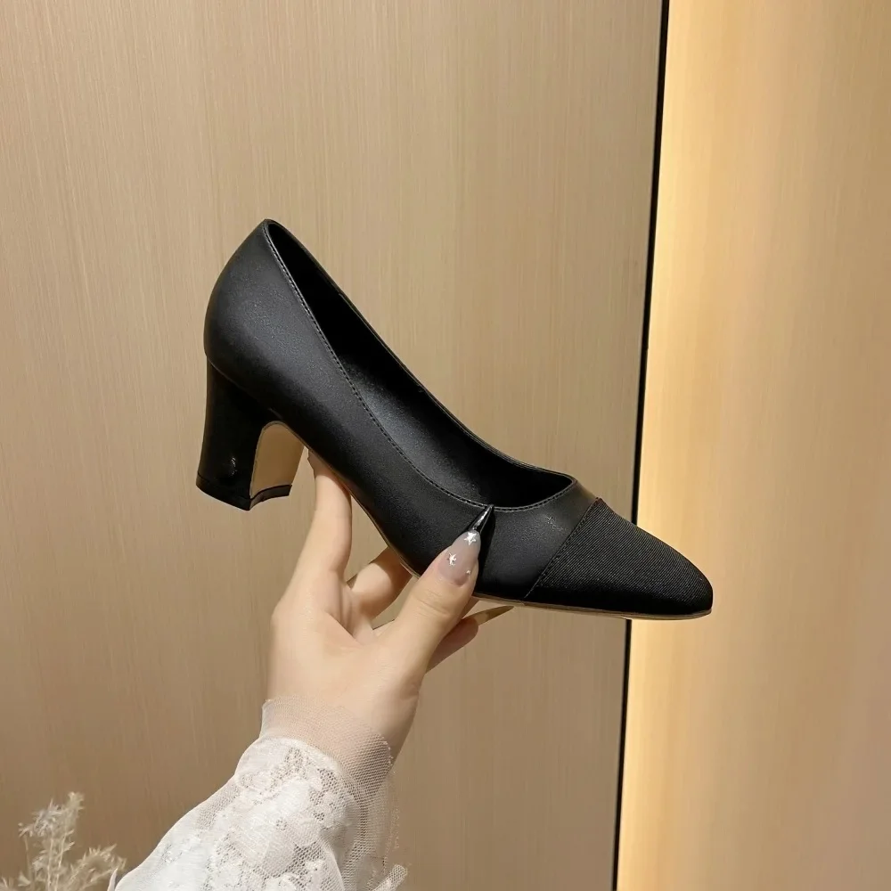 נעלי עקב בינוניות לנשים עם רצועת עבה, בלוק צבעים, נעלי פוסט עם סוליית גומי מיקרו פייבר עליונה, רצועת גב שטוחה ומודרנית