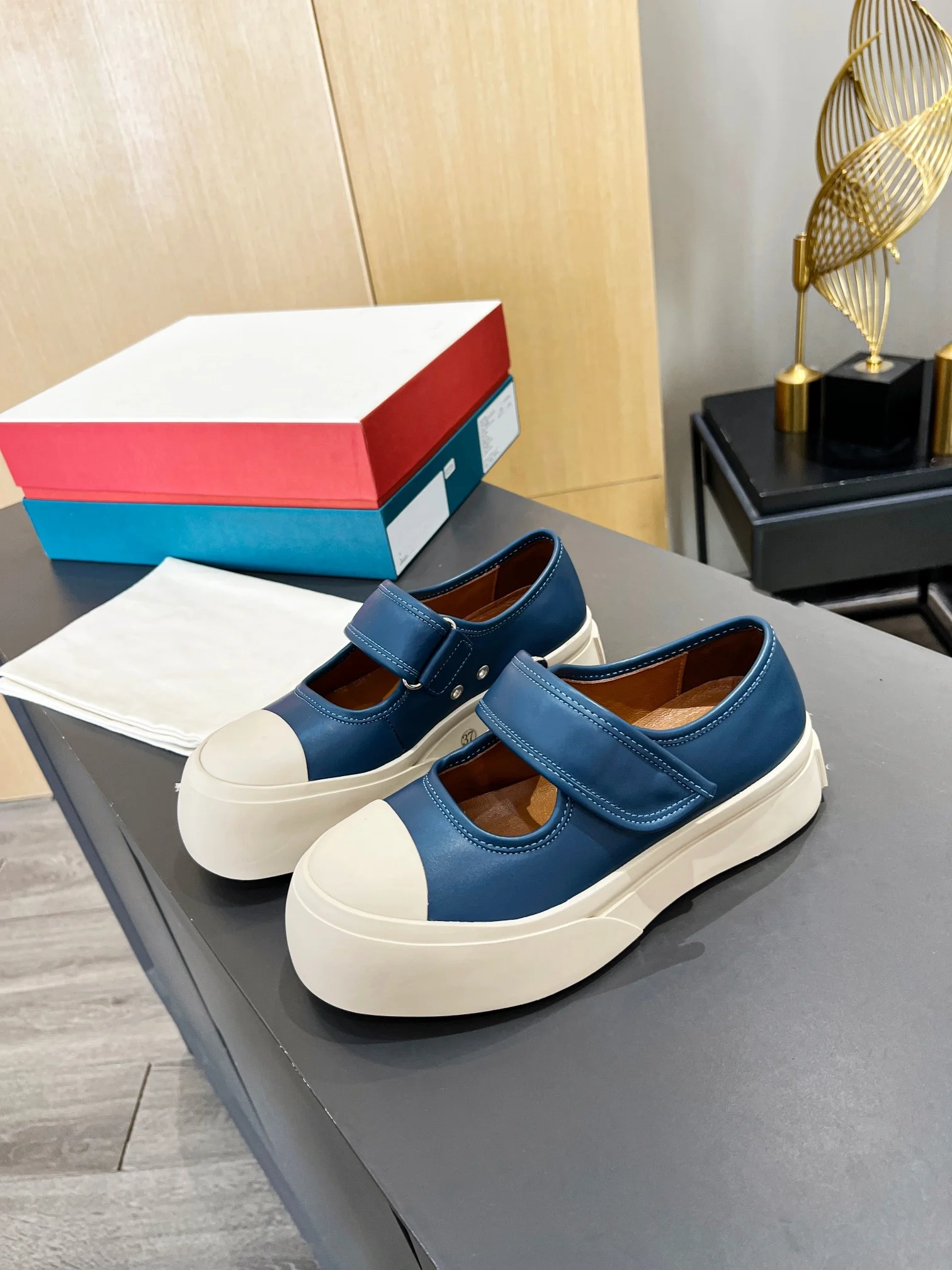 Thick soled round toe shallow mouth small white shoes Mary Jane women's shoes