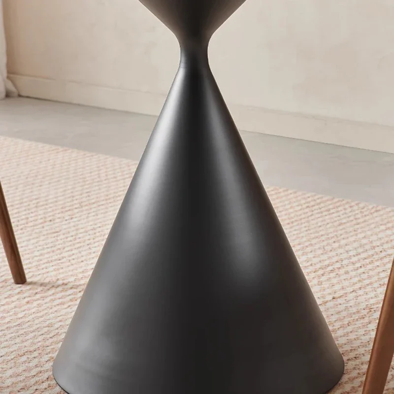 Рисунок 6 - Минималистский дизайнерский стенд