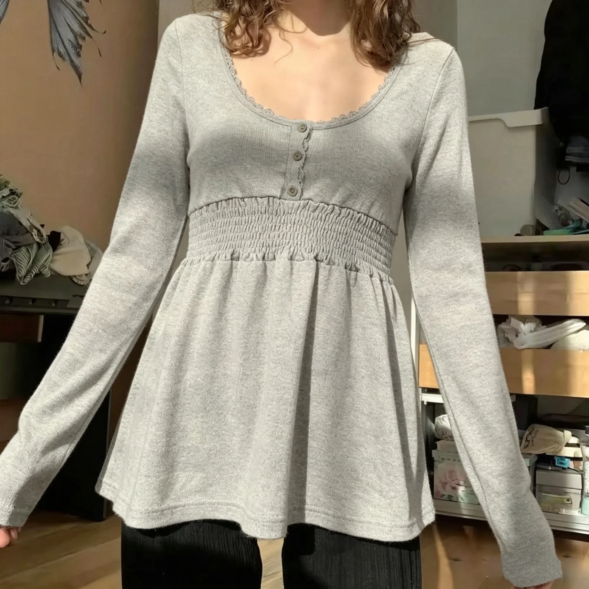 Damen Babydoll-Oberteil mit langen Ärmeln, U-Ausschnitt, Spitzenbesatz, Knopfleiste vorne, geraffter Taille, ausgestellten Ärmeln, lässige Peplum-Bluse