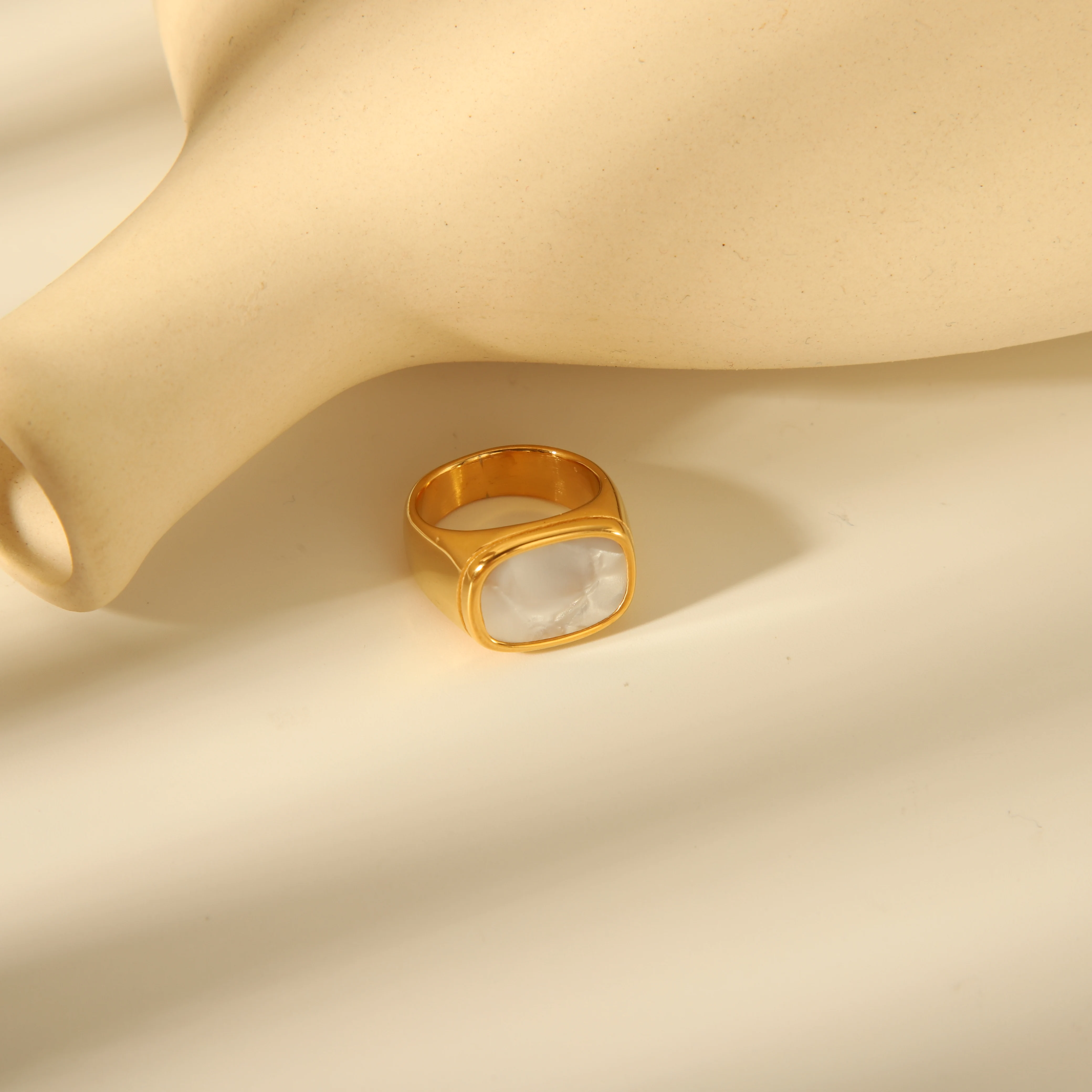 Anello vintage da donna, quadrato, in conchiglia bianca, robusto, in acciaio inossidabile placcato oro 18k lucido, accessorio per gioielli, regalo_voghion.com